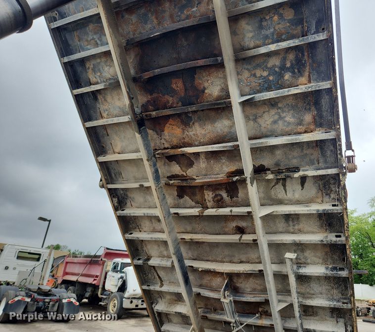 image for item LX9581 1999 Mack DM690S  dump truck