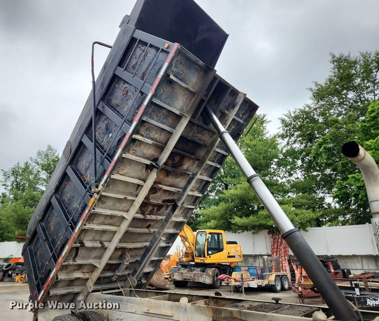 image for item LX9581 1999 Mack DM690S  dump truck