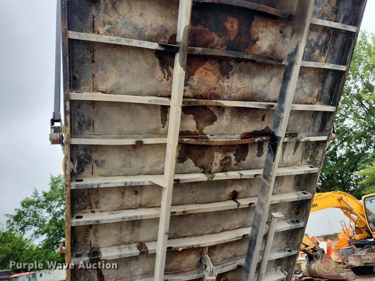 image for item LX9581 1999 Mack DM690S  dump truck