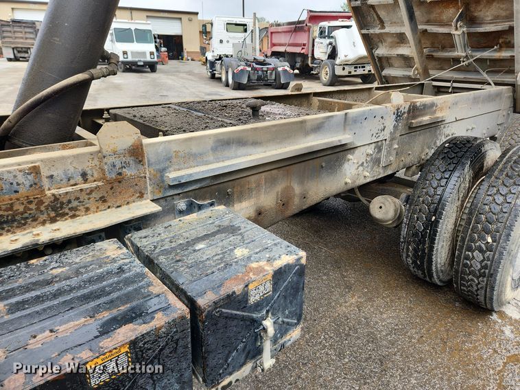 image for item LX9581 1999 Mack DM690S  dump truck