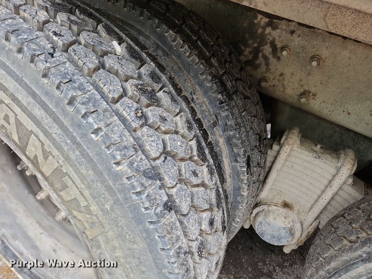 image for item LX9581 1999 Mack DM690S  dump truck