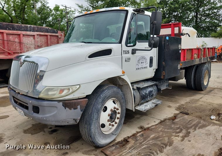 image for item LX9583 2003 International 4300  dump flatbed truck