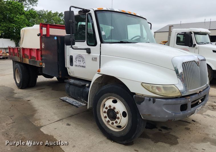 image for item LX9583 2003 International 4300  dump flatbed truck