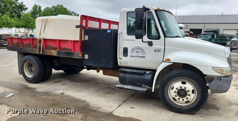 image for item LX9583 2003 International 4300  dump flatbed truck