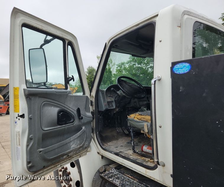 image for item LX9583 2003 International 4300  dump flatbed truck