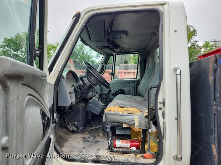 image for item LX9583 2003 International 4300  dump flatbed truck