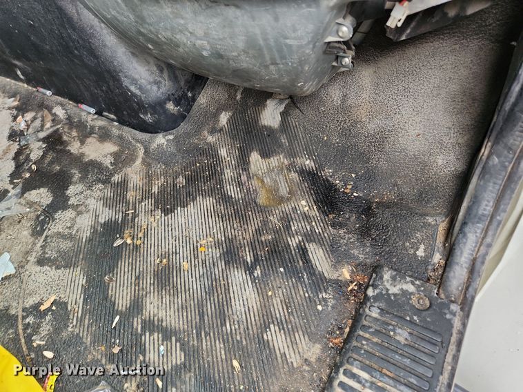 image for item LX9583 2003 International 4300  dump flatbed truck