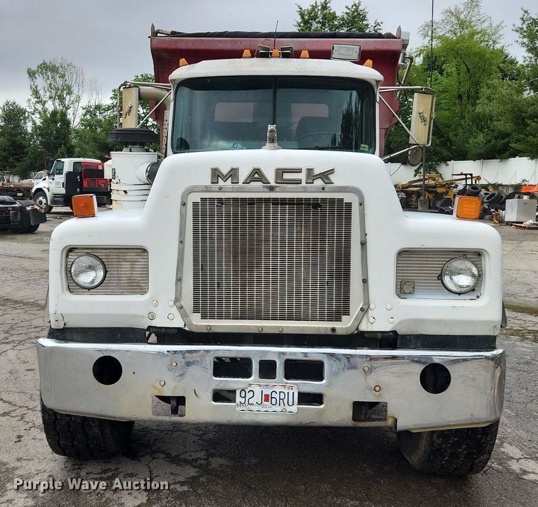 image for item LX9584 1991 Mack RD690S  dump truck