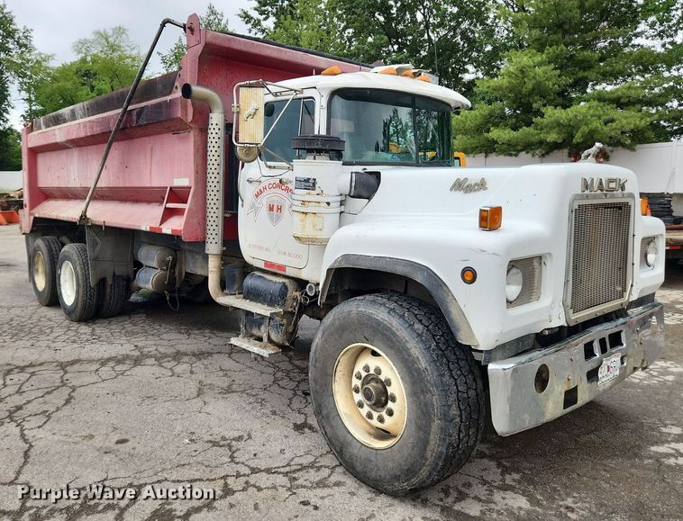 image for item LX9584 1991 Mack RD690S  dump truck
