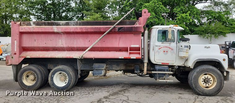 image for item LX9584 1991 Mack RD690S  dump truck
