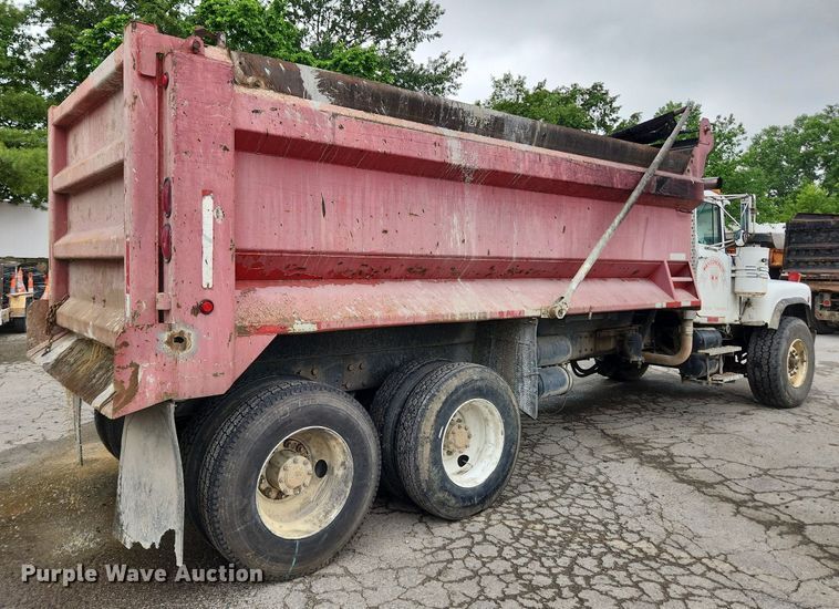 image for item LX9584 1991 Mack RD690S  dump truck