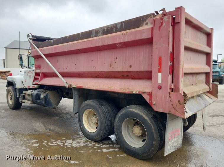 image for item LX9584 1991 Mack RD690S  dump truck