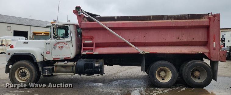 image for item LX9584 1991 Mack RD690S  dump truck