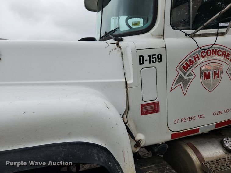 image for item LX9584 1991 Mack RD690S  dump truck