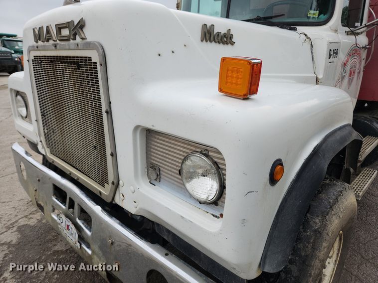 image for item LX9584 1991 Mack RD690S  dump truck