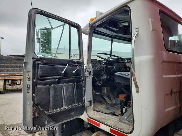 image for item LX9584 1991 Mack RD690S  dump truck