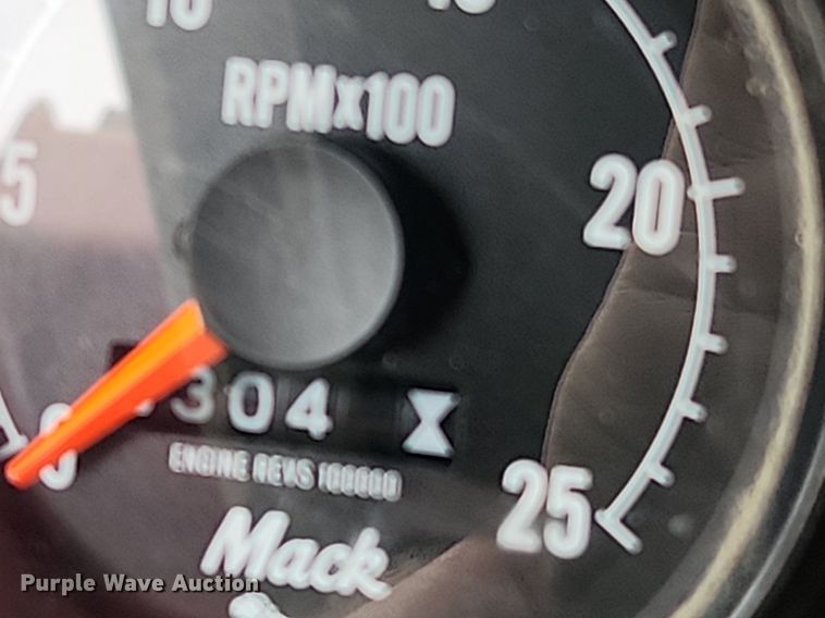 image for item LX9584 1991 Mack RD690S  dump truck