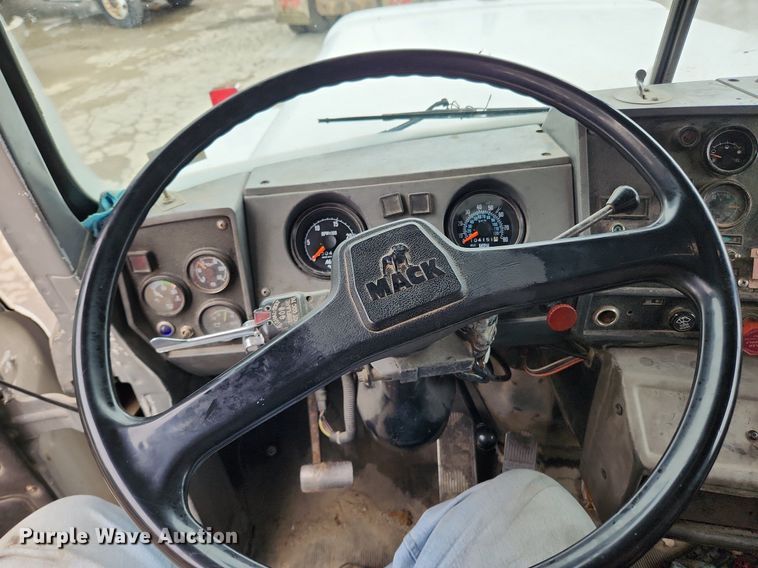 image for item LX9584 1991 Mack RD690S  dump truck