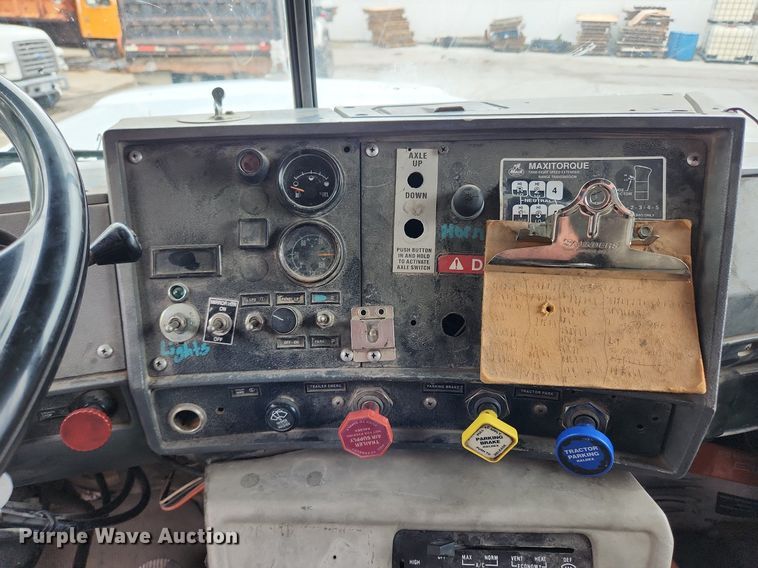 image for item LX9584 1991 Mack RD690S  dump truck