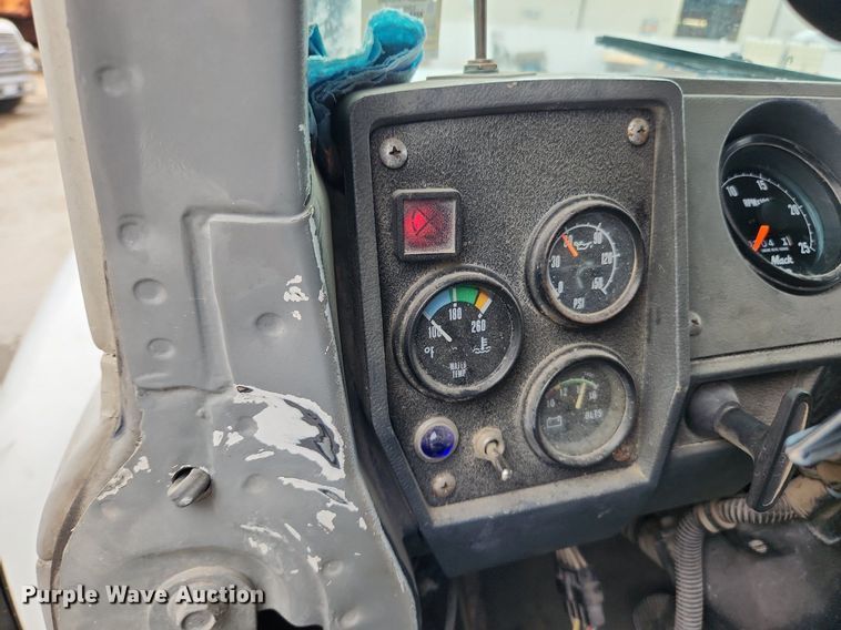 image for item LX9584 1991 Mack RD690S  dump truck