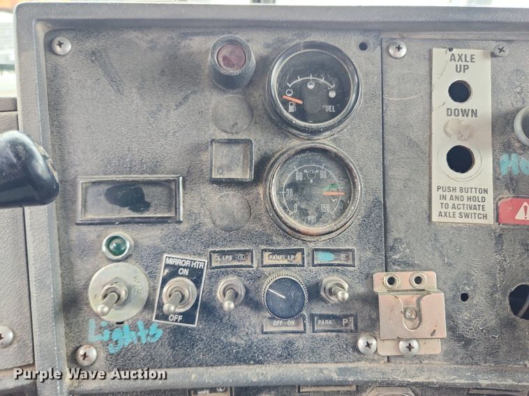 image for item LX9584 1991 Mack RD690S  dump truck