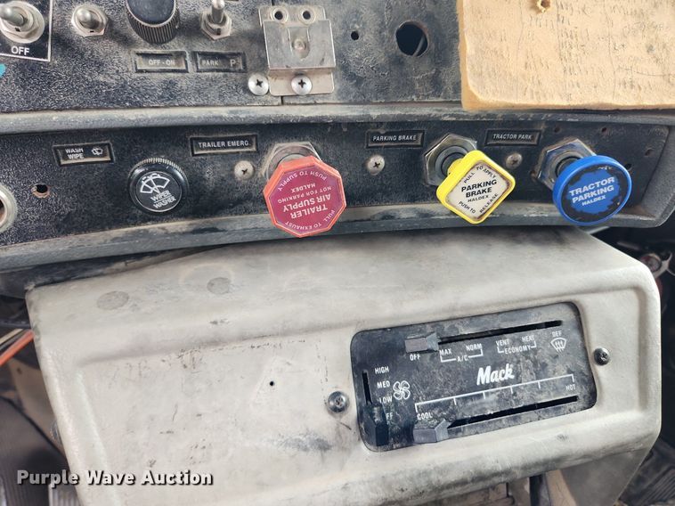 image for item LX9584 1991 Mack RD690S  dump truck