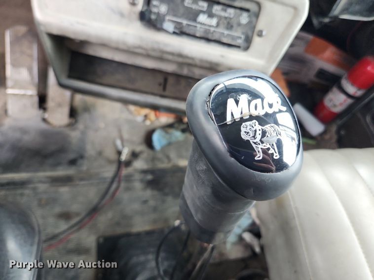 image for item LX9584 1991 Mack RD690S  dump truck