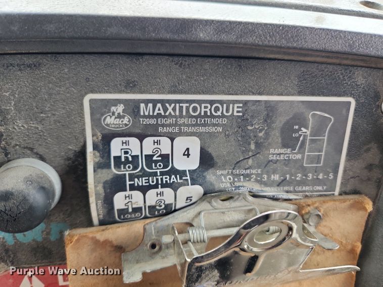 image for item LX9584 1991 Mack RD690S  dump truck