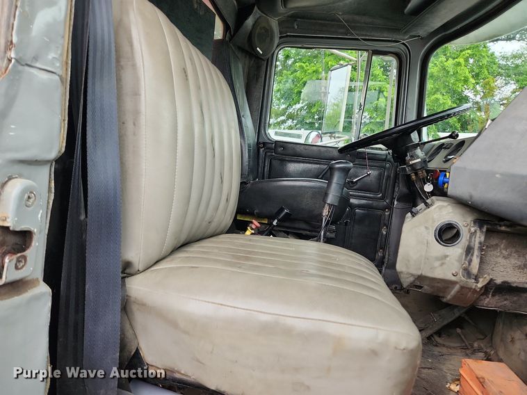 image for item LX9584 1991 Mack RD690S  dump truck