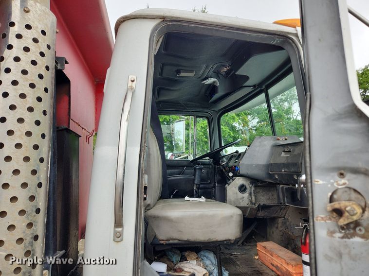 image for item LX9584 1991 Mack RD690S  dump truck