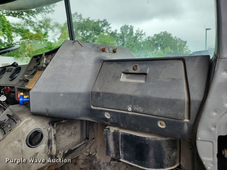 image for item LX9584 1991 Mack RD690S  dump truck