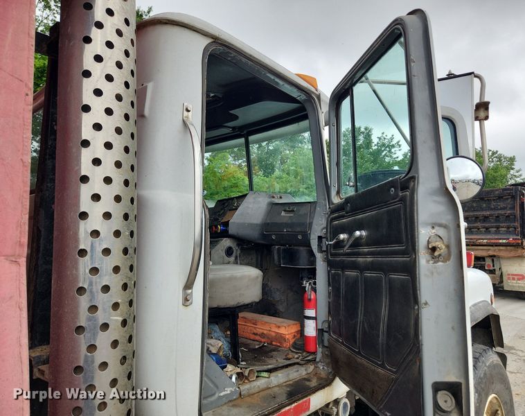image for item LX9584 1991 Mack RD690S  dump truck