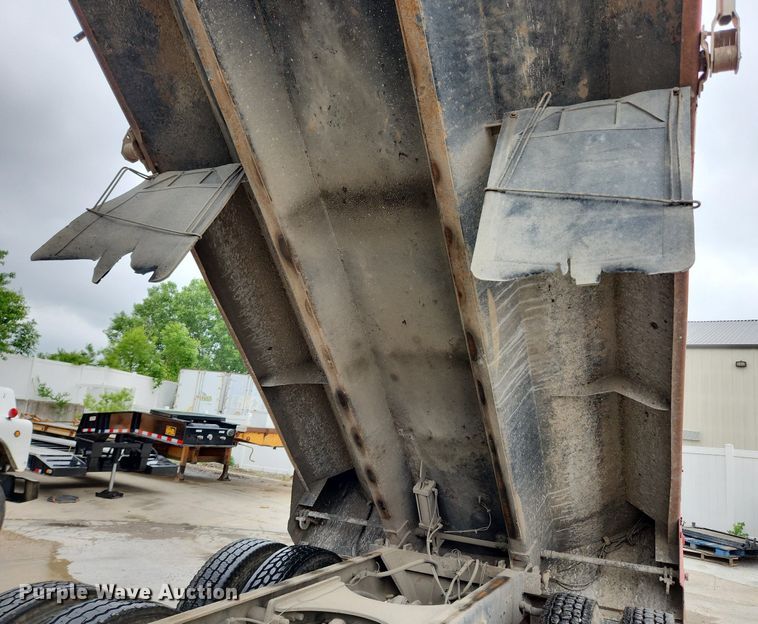 image for item LX9584 1991 Mack RD690S  dump truck