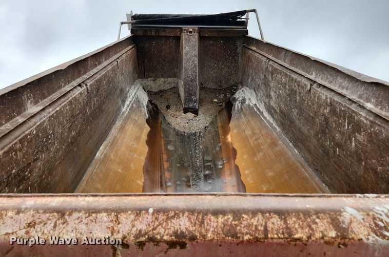 image for item LX9584 1991 Mack RD690S  dump truck