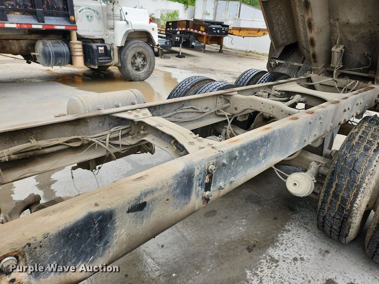 image for item LX9584 1991 Mack RD690S  dump truck