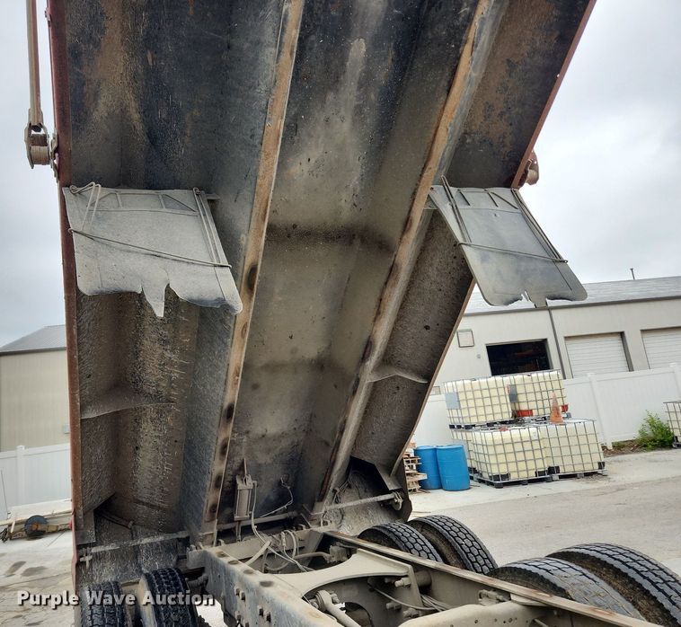 image for item LX9584 1991 Mack RD690S  dump truck