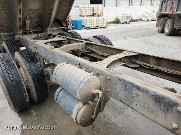 image for item LX9584 1991 Mack RD690S  dump truck