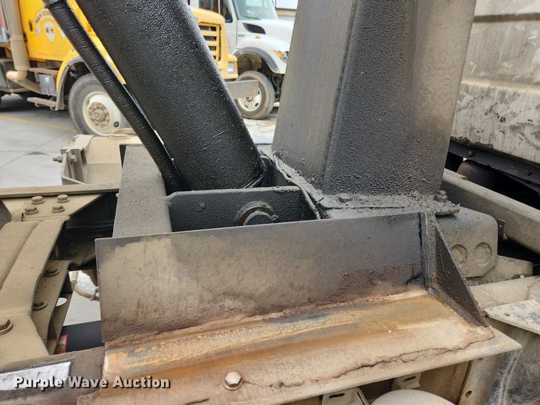 image for item LX9584 1991 Mack RD690S  dump truck