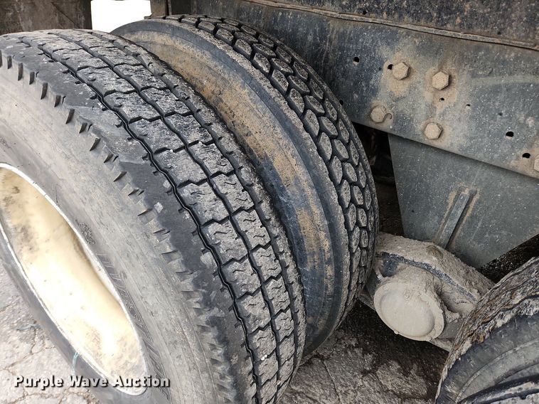 image for item LX9584 1991 Mack RD690S  dump truck