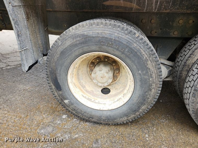 image for item LX9584 1991 Mack RD690S  dump truck