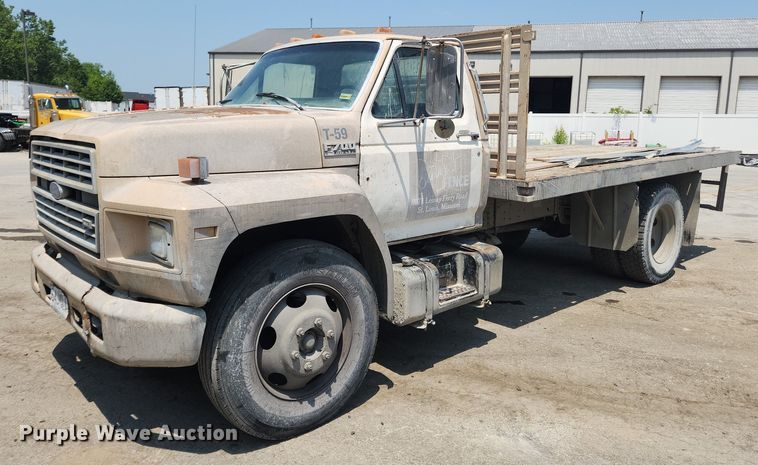image for item LX9588 1992 Ford F700  flatbed truck