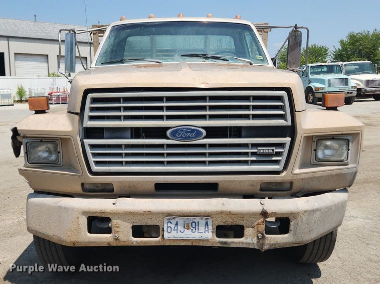 image for item LX9588 1992 Ford F700  flatbed truck