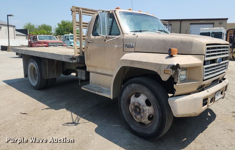 image for item LX9588 1992 Ford F700  flatbed truck