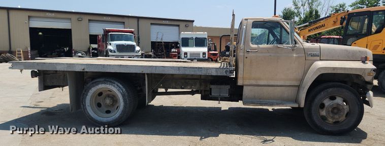 image for item LX9588 1992 Ford F700  flatbed truck