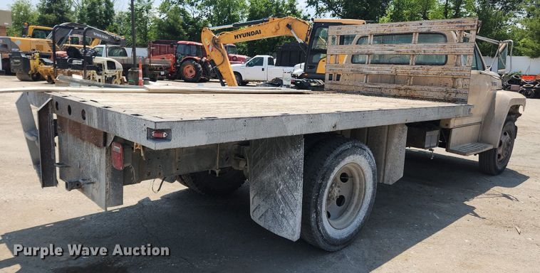 image for item LX9588 1992 Ford F700  flatbed truck