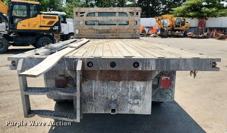 image for item LX9588 1992 Ford F700  flatbed truck