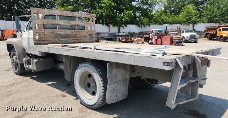 image for item LX9588 1992 Ford F700  flatbed truck