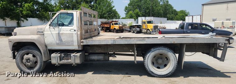 image for item LX9588 1992 Ford F700  flatbed truck