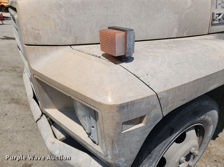 image for item LX9588 1992 Ford F700  flatbed truck