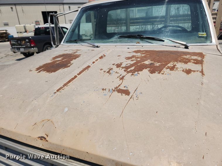 image for item LX9588 1992 Ford F700  flatbed truck